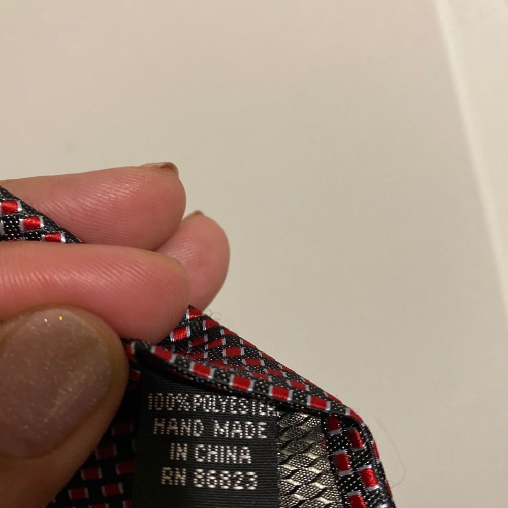 Red patterned tie - Picture 5 of 5